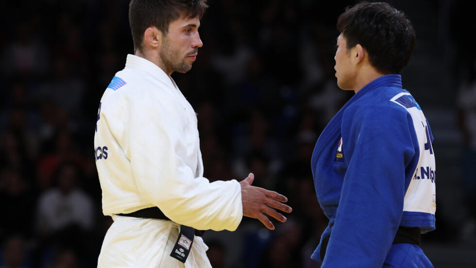 El japonés Ryuju Nagayama (derecha) se niega a estrechar al mano al español Francisco Garrigós después de su combate de cuartos de final en -60 kilos de los Juegos Olímpicos de París, en el pabellón Campo de Marte, el 27 de julio de 2024