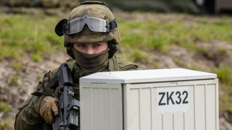 Un soldat polonais lors d'une manœuvre militaire dans le nord de la Pologne, le 17 avril 2023.