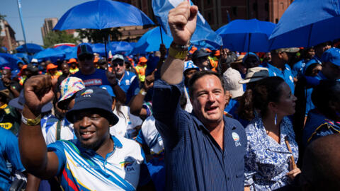 存档图片 / 南非[民主联盟]党魁约翰·斯汀霍森（John Steenhuisen）
RFI Image / John Steenhuisen (à droite), leader du plus grand parti d'opposition d'Afrique du Sud, l'Alliance démocratique, marche avec ses partisans vers les bâtiments de l'Union dans le cadre du lancement du manifeste du parti politique à Pretoria, Afrique du Sud, le 17 février 2024.