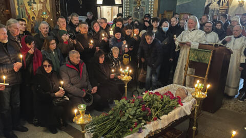 Des parents et des amis rendent un dernier hommage au cercueil du leader de l'opposition russe Alexei Navalny dans l'église de l'Icône de la Mère de Dieu Apaise mes peines, à Moscou, le 1er mars 2024.