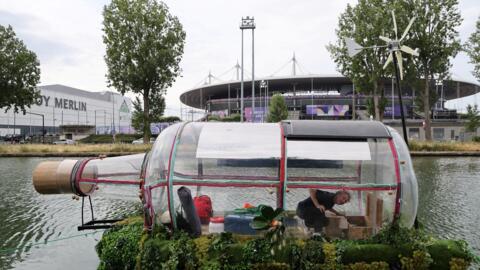 Abraham Poincheval dentro de su nueva casa por 10 días, este 25 de julio de 2024 en Saint-Denis, al norte de París.