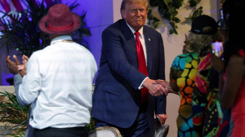 El candidato presidencial republicano y expresidente de Estados Unidos Donald Trump llega a una "round table" comunitaria de campaña en la Iglesia 180 en Detroit, Michigan, Estados Unidos, 15 de junio de 2024.