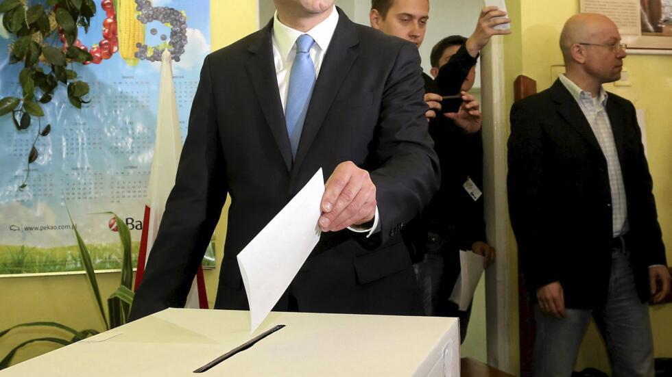 O candidato conservador Andrzej Duda durante votação neste domingo (10) em Cracóvia, Polônia.