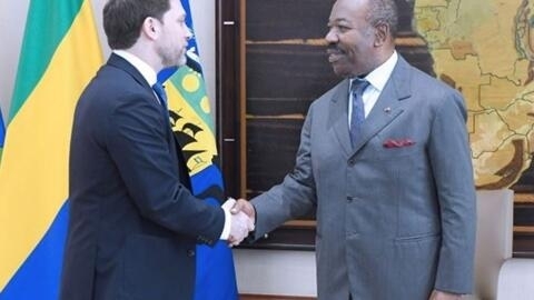 美国首席副国家安全顾问费纳与时任加蓬总统邦戈资料图片