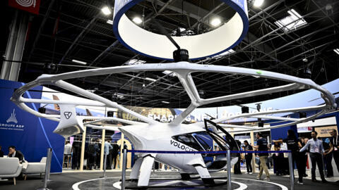 Um táxi voador VoloCity fabricado pela Volocopter em exibição na feira comercial VivaTech, no centro de exposições Porte de Versailles, em Paris, em 22 de maio de 2024.