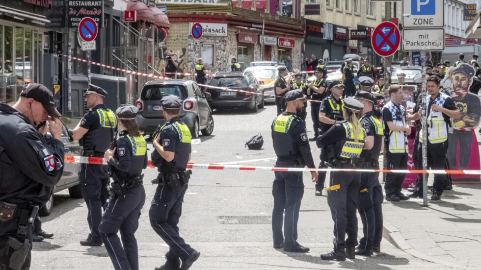 Polícia alemã cerca área em Hamburgo onde homem tentou atacar policiais com picaretya e coquetel Molotov