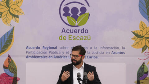 El presidente de Chile, Gabriel Boric, participa en la ceremonia de firma del proyecto de acuerdo para aprobar el Tratado de Escazú, en el palacio presidencial de La Moneda, en Santiago de Chile, el viernes 18 de marzo de 2022. El tratado, negociado por los gobiernos de América Latina y el Caribe, consagra el derecho de todas las personas de las generaciones presentes y futuras a vivir en un medio ambiente sano y a un desarrollo sostenible.