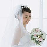 結婚について質問です。 今年1年付き合った彼にプロポーズをされ、年内に結婚することになりました。 しかしコロナの影響もあり、結婚、披露宴は親族のみでと彼の両親に言われました。 コロナなので、大勢ですることは私も考えていませんでした。仲の良い友達5名ほど…と思っていましたが相手の義母さんが友達はダメで、親族のみと言ってきました。 友達は諦めて親族のみで結婚式と披露宴ができるよう式場見学や話を進めていましたが、義母さんの弟さんの体調が悪くなり、式に参加できるかわからなくなりました。 義母さんの弟さんが参加できないとなると、人数のバランスや気持ち的に嫉妬心があるのか、「式は両親、兄弟のみの参列で、いとこやおじさんは参加しないで欲しい」と言ってきました。 こちらの行動を制限されました。 私も友達出席を譲り、披露宴会場もコロナを気にする相手のご両親のことを考え、ガーデンウェディングや、ゲストハウスなど沢山検討してきました。 私の両親も二人がそれで良いと想うならいいよといってくれました。 しかし、それが全てふりだしりもどりました。 コロナを気にされる気持ちもわかりますが、たった20人の参加も非常識なのでしょうか？ 体調のこともありますが、こちらの親族の参列まで制限される理由はありますか？ また、こんなことに文句言ってくる相手のご両親や、それに言いなりとまでは行きませんがそちら側の意見を優先する彼。 これから上手くやっていけるのでしょうか？ 破談の方が良いのでしょうか？ こんな経験された方はいらっしゃいますか？