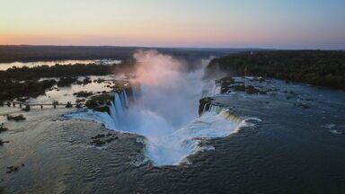 Globo Repórter – o Rio Iguaçu, da nascente à foz – 26/04/2024 - Equipe enfrenta corredeiras, mostra o processo natural de redução da poluição, os benefícios da farinha de pinhão – semente da araucária - para a saúde e registra a biodiversidade da região. Na área das nascentes, um casal transforma as próprias terras em reserva particular da natureza.