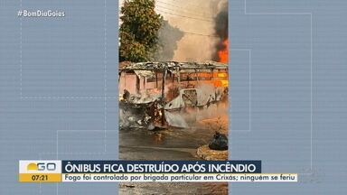 Ônibus fica destruído após incêndio em Crixás - Fogo foi controlado por brigada particular em Crixás. Ninguém se feriu.