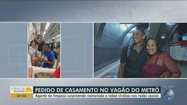 Pedido de casamento no vagão do metrô de Salvador - Agente de limpeza surpreende namorada e vídeo viraliza nas redes sociais.