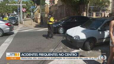 Comerciantes de Goiânia se preocupam com a quantidade de acidentes em cruzamento - Motoristas não estão respeitando a sinalização no cruzamento das ruas 15 e 20, no Setor Central.