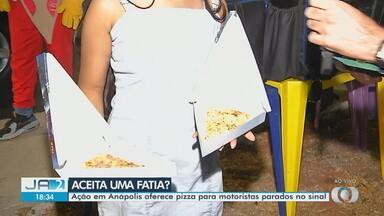 Ação em Anápolis oferece pizza para motoristas parados em semáforo - Distribuição acontecem em Anápolis, em comemoração ao Dia da Pizza.