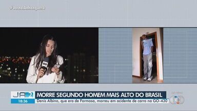 'Denis Gigante' morre após acidente em Goiás - Denis ficou conhecido na década de 90 após aparições em programas de televisão. Ele tinha 2 metros e 30 centímetros de altura.