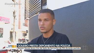 Goleiro baleado por policial presta depoimento à polícia - Ramón Souza levou tiro de bala de borracha de PM durante partida.