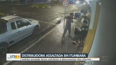 Distribuidora de bebidas é assaltada em Itumbiara - Suspeito levou celulares e documentos dos clientes.