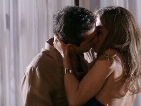 Aquele Beijo - capítulo de quarta-feira, dia 19/10/2011, na íntegra - Lucena e Vicente se beijam.