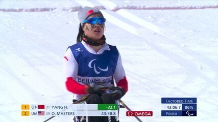 Hongqiong Yang, da China, leva o ouro esqui cross-country sentado de longa distância