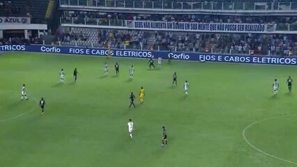 Alerrandro, do Bragantino, contra o Água Santa