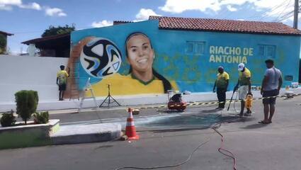 Lateral da Seleção, Antonia ganha homenagem com painel na cidade onde nasceu