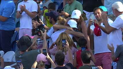 Após título no Rio Open, Rafa Matos corre para abraçar familiares na arquibancada