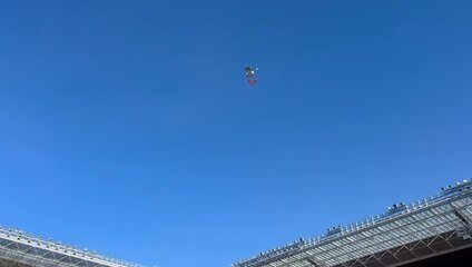 Paraquedista desce no gramado da Arena de Pernambuco em final do Estadual