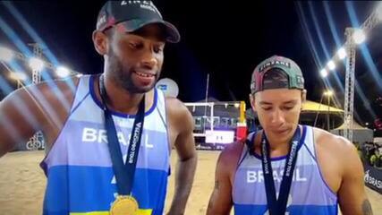Arthur e Evandro comemoram título da etapa de Brasília do Circuito Mundial de Vôlei de Praia