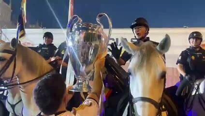 Policial, pai de Carvajal faz escolta do Real Madrid em festa do título da Champions