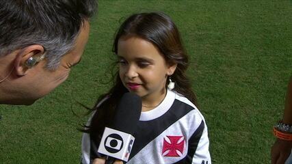 Mimi, torcedora vascaína que viralizou com a camisa do Fluminense, aceita convite para assistir a Vasco x Cruzeiro