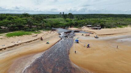 Riacho Doce: praia divide os estados do ES e BA