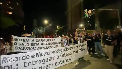 Grupo de torcedores do Atlético-MG protestam contra diretoria do clube