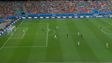 Gol da Holanda! Van Persie surpreende, cabeceia e encobre Casillas, aos 43 do 1º tempo