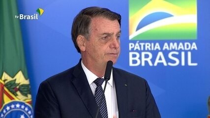 Bolsonaro assina decreto que acaba com o horário de verão