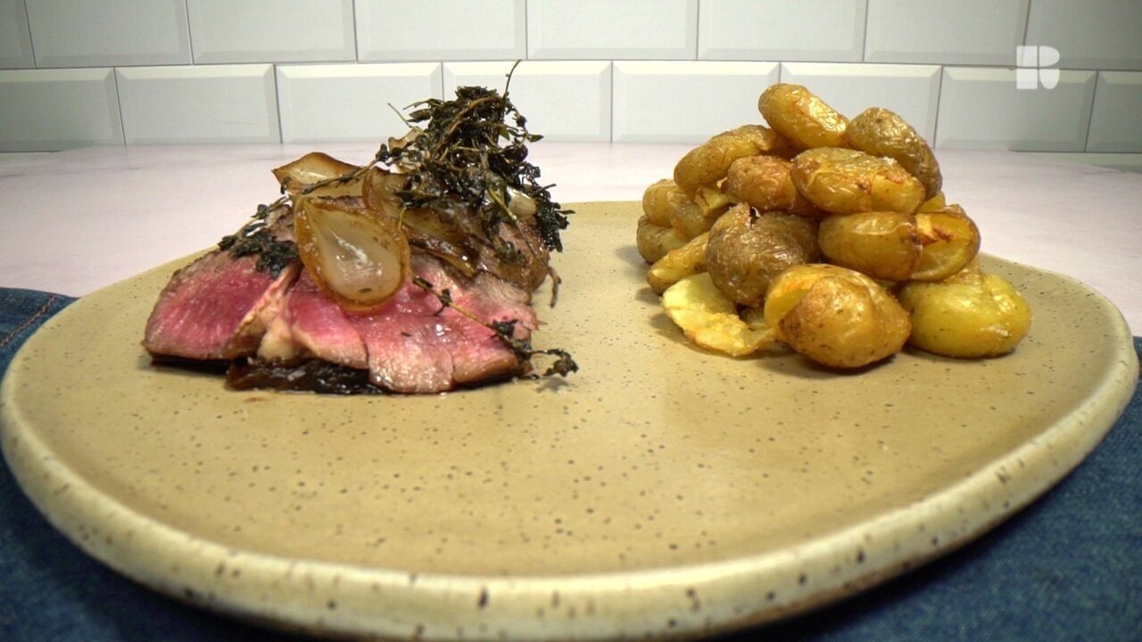 Bife com batata frita é um clássico do almoço e jantar. Felipe Bronze ensina como deixar a batata sequinha e crocante, além do bife suculento; confira!