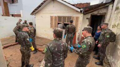 Voluntários e militares fazem mutirão para limpar casas atingidas pela enchente, no Rio Grande do Sul - Cerca de mil pessoas trabalharam na ação, que limpou mais de cem imóveis em bairros afetados pela chuva.