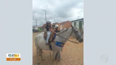 Criança de cinco anos morre após cair de carro em movimento - Criança de cinco anos morre após cair de carro em movimento