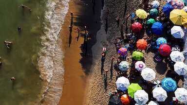 Globo Repórter – litoral do ES – 05/07/2024 - O programa percorre paisagens fabulosas e faz muitas descobertas! Em primeira-mão, a ciência revela: a famosa areia preta de Guarapari pode ser uma aliada no combate ao câncer. A engenharia de pesca é uma profissão em alta. O sucesso na reprodução de um peixe ameaçado incrementa o cardápio das escolas públicas e com receitas ricas em saúde! E tem ainda um sonho realizado na vila do forró.