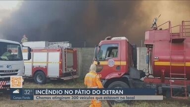 Incêndio atinge pátio e destrói veículos na LMG-798, em Uberaba - Incêndio começou na vegetação e atingiu o pátio credenciado ao Detran.