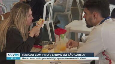 Feriado com frio e chuva lota padarias e cafés de São Carlos - População aproveitou a virada no tempo para ir às compras.