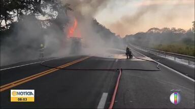 Caminhão-baú pega fogo na BR-135 - Caminhão seguia de São Paulo para Feira de Santana (BA) transportando vacinas, repelentes e pesticidas para uso em bovinos.