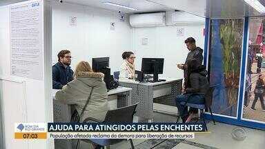 Atingidos pelas enchentes reclamam de demora em pagamento de auxílios - Governo do estado diz que já pagou mais de R$ 195 milhões a atingidos.