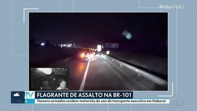 Flagrante de assalto na BR-101 - Câmera de segurança flagrou o momento em que criminosos armados roubaram uma van de transporte executivo de passageiros, em Itaboraí.