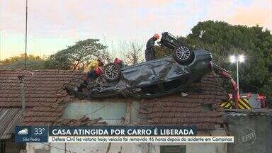 Após 46 horas, carro que foi parar em cima de telhado em Campinas é retirado por guindaste - Técnicos da Defesa Civil estiveram no imóvel para uma nova vistoria.