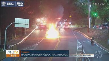 Carro pega fogo em Volta Redonda - Incêndio aconteceu na Rodovia dos Metalúrgicos, no bairro São Geraldo. Ninguém ficou ferido.