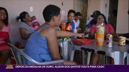 Depois da medalha de ouro, Alison dos Santos volta para casa!