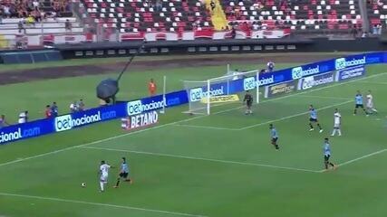 Luan, do São Paulo, contra o Botafogo-SP