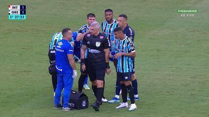 Jogadores do Grêmio cobram falta não marcada em cima de João Pedro