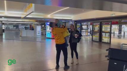 Jogadores do Sorocaba são recebidos com festa no aeroporto