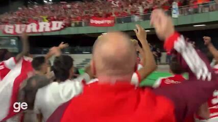 Presidente do Inter faz festa com os jogadores após vitória no Gre-Nal