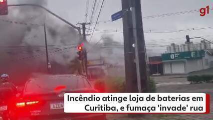 Incêndio atinge loja de baterias em Curitiba, e fumaça 'invade' rua